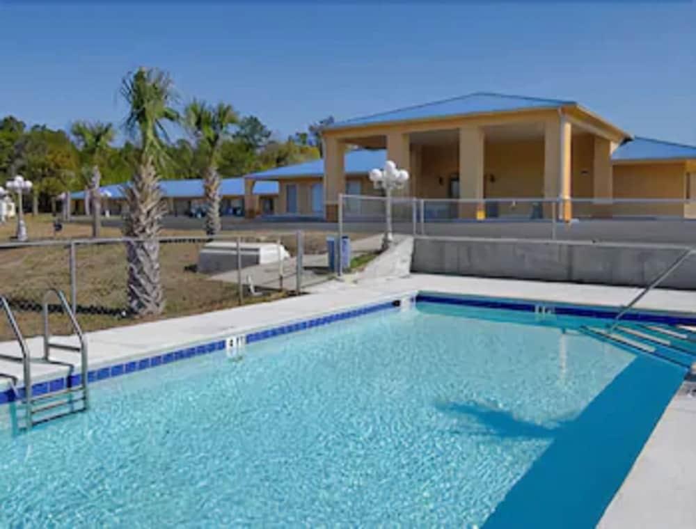 Days Inn By Wyndham Defuniak Springs Exteriör bild