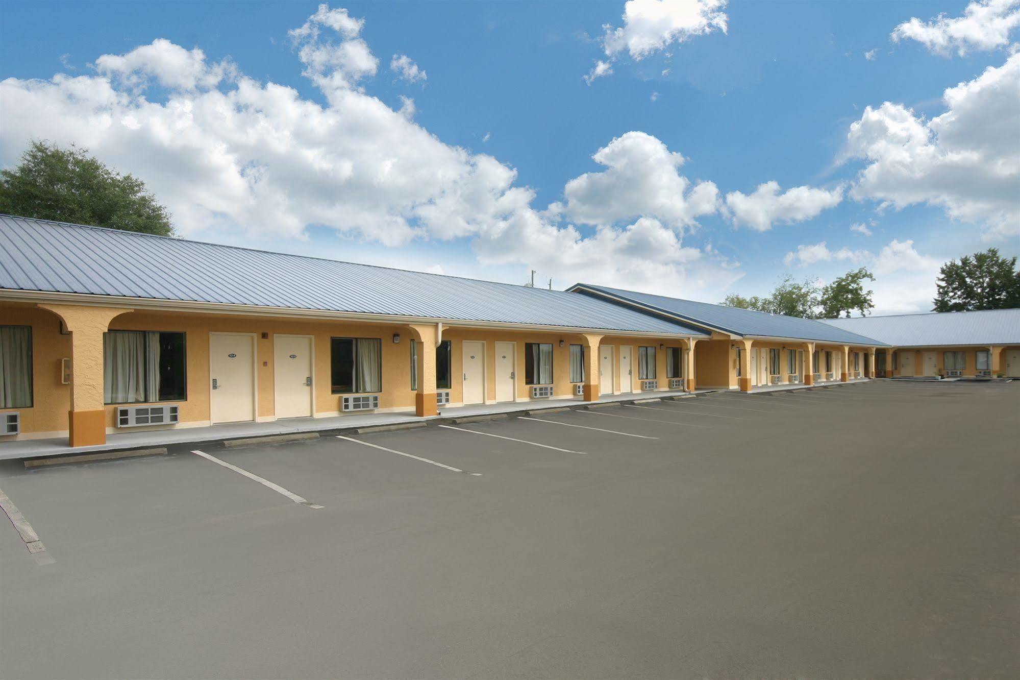 Days Inn By Wyndham Defuniak Springs Exteriör bild